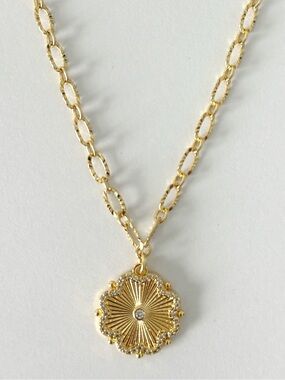 Flor dorada necklace